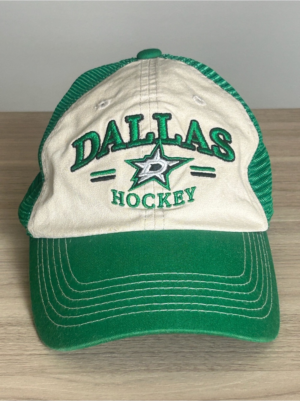 Dallas Stars NHL Hockey Mens Trucker Hat Snapback Green Cream Embroidered Cap